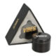 Drtič tabáku kovový Vibes Black, 63mm - Kovový drtič tabáku a bylin Vibes Black. Hliníková čtyřdílná drtička konopí a jiných bylinek se závitem, sítkem a zásobníkem je vyrobena z kvalitního leteckého hliníku CNC technologií. Díky použitému materiálu je drtič lehký, ale současně též odolný. Exklusivní vzhled mu dává kvalitně zpracovaný eloxovaný povrch s jemným drážkováním, který je v černém lesklém provedení. Horní strana víčka je zdobená logem Vibes. Jednotlivé díly drtičky na tabák jsou pevně spojené optimalizovaným dvouvodičovým závitem, víčko je uchycené na magnet. Díky přesně vyváženému víčku a silným neodymovým magnetům bude precizně nabroušené ostří ve tvaru diamantu plynule drtit Vaši směs do požadované konzistence. Ve spodním lapači nežádoucích částí ve směsi můžete uschovat přiloženou plastovou škrabku. Drtič tabáku Vibes je dodávaný v originální krabičce. 

Průměr drtiče: 63 mm
Výška drtiče: 46 mm
Distributor: Fortis-DB, spol. s r.o.