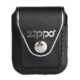 Kapsička Zippo na zapalovač, černá - Kožená kapsa na Zippo zapalovač. Zippo pouzdro 17003 na zapalovač se zavíráním na patent je vybavené klipem, za které se pouzdro zavěsí za opasek, kalhoty nebo kapsu. Černé kožené pouzdro zdobené logem má hladký povrch v polomatném provedení a je dodáváno v originální krabičce. Celkové rozměry pouzdra: 7,4x5,9x3,3cm.

Distributor: Fortis-DB, spol. s r.o.

