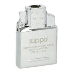 Zippo plynový insert do zapalovače, 1x Jet - Zippo plynový jednotryskový insert do benzínového zapalovače. Originální plynová vložka Zippo s jednou tryskou je vhodná pro všechny klasické benzínové zapalovače Zippo - není určena pro dámské slim zapalovače Zippo. Kovový jednotryskový insert Zippo je v lesklém chromovém provedení. Na spodní straně najdeme plnící plynový ventil a ovládání intenzity plamene. Jednoduše vyndáte původní benzínovou vložku, vsunete vložku plynovou a turbo zapalovač je na světě ve stejném Vámi oblíbeném designu benzínového zapalovače Zippo. Plynový insert je dodávaný nenaplněný v originální krabičce. Rozměry vložky 5,2x3,6x1,2cm.