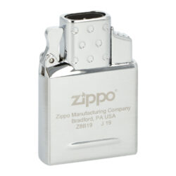 Zippo plynový insert do zapalovače, 2x Jet - Zippo plynový dvoutryskový insert do benzínového zapalovače. Originální plynová vložka Zippo s dvěma tryskami je vhodná pro všechny klasické benzínové zapalovače Zippo - není určena pro dámské slim zapalovače Zippo. Kovový dvoutryskový insert Zippo je v lesklém chromovém provedení. Na spodní straně najdeme plnící plynový ventil a ovládání intenzity plamene. Jednoduše vyndáte původní benzínovou vložku, vsunete vložku plynovou a turbo zapalovač je na světě ve stejném Vámi oblíbeném designu benzínového zapalovače Zippo. Plynový insert je dodávaný nenaplněný v originální krabičce. Rozměry vložky 5,2x3,6x1,2cm.