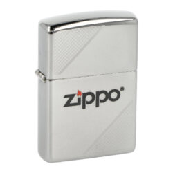 Zapalovač Zippo 250 Zippo Corners, leštěný - Benzínový zapalovač Zippo 22868 Zippo Corners. Kvalitní zapalovač Zippo v leštěném chromovém provedení má přední stranu v horním a spodním rohu zdobenou jemným gravírovaným motivem. Uprostřed najdeme barevné tištěné logo Zippo. Zapalovač je dodávaný v originální krabičce s logem. Zapalovače Zippo nejsou při dodání naplněné benzínem. Originální příslušenství benzín Zippo, kamínky, knoty a vata do zapalovače Zippo, zajistí správné fungování benzínové zapalovače. Na mechanické závady zapalovače poskytuje Zippo doživotní záruku. Tuto záruku můžete uplatnit přímo u nás. Zapalovače jsou vyrobené v USA, Original Zippo® Bradford.