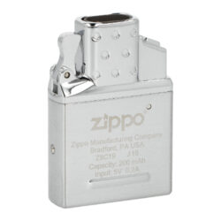 Zippo USB plazmový insert do zapalovače - Zippo USB plazmový insert do benzínového zapalovače. Originální USB vložka Zippo s elektrickým zapalováním využívá k zapálení cigarety dva plazmové oblouky, které vzniknou elektrickým výbojem. Plazmová vložka je vhodná pro všechny klasické benzínové zapalovače Zippo, avšak není určena pro dámské Zippo slim zapalovače a zapalovače Zippo 1935 Replika. Kovový dobíjecí USB insert Zippo je v lesklém chromovém provedení a je vybavený dobíjecí 200mAh Lithiovou baterií. Pro bezpečnost dětí je vložka vybavená jištěním proti nechtěnému zapálení, takže k vytvoření elektrického oblouku - zapálení dojde až po druhém stisknutí a podržení tlačítka. Na spodní straně najdeme Micro USB konektor pro připojení dobíjecího kablíku (Micro USB-USB), který je součástí balení. Jednoduše vyndáte původní benzínovou vložku, vsunete USB vložku a plazmový zapalovač Zippo s elektrickým zapalováním je na světě ve stejném Vámi oblíbeném designu. USB insert je dodávaný v originální krabičce částečně nabitý, ale před prvním použitím musí být zcela nabit. Rozměry vložky 5,2x3,6x1,2 cm.