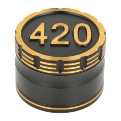 Drtič tabáku kovový 420 Black/Gold, 62mm - Kovov drti tabku a bylin 420. tydln hlinkov drtika konop a jinch bylinek je vyrobena z eloxovanho hlinku CNC technologi. Hladk povrch drtiky v ern barv je zdoben zlatmi prvky, na vku najdeme 3D npis 420. Drtc st je pevn spojen na zvit, vko na magnet. Brouen ost no ve tvaru diamantu velmi jemn nadrt vai sms do poadovan hrubosti. Drti je dodvan v kartonov krabice.

Prmr drtie: 62 mm
Vka drtie: 46 mm
Distributor: Fortis-DB, spol. s r.o.
