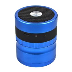 Drtič tabáku ALU Dreamliner Speaker Blue - Drťte a poslouchejte hudbu! Kvalitní kovový drtič tabáku Dreamliner Speaker s Bluetooth reproduktorem. Masivní čtyřdílná drtička se závitem, sítkem a zásobníkem na tabák  je vyrobena z kvalitního hliníku CNC technologií. Povrch je upraven eloxováním. Ostré hroty ve tvaru diamantu nadrtí velmi jemně vaší směs. Na horní straně víčka, které je magneticky uzavíratelné, je umístěn reproduktor. Na přední straně drtiče se nachází ovládací prvky: konektor napájení, LED indikace a tlačítko ON/OFF. Reproduktor je možné připojit přes Bluetooth ke všem zařízením Android/iOS, které disponují touto možností připojení. Reproduktor lze přiloženým USB kabelem nabíjet a nebo napájet. Rozměry: průměr 63mm, výška 73mm.

Distributor: Fortis-DB, spol. s r.o.
